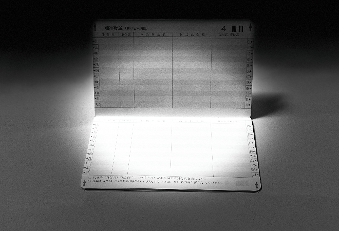 暗闇で開いた通帳＿モノクロ。