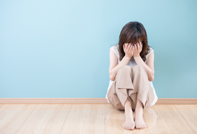 泣く女性。