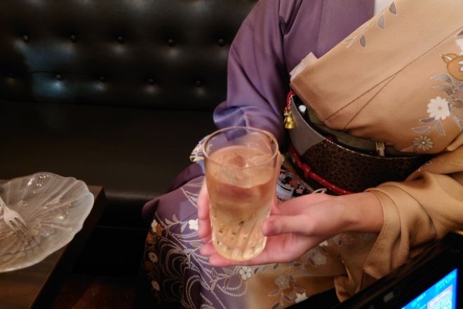 和服姿でお酒を持ち、接客する女性。高級クラブを揺るがす裏アカ騒動…投稿者特定に動いたオーナーママの決断｜探偵利用事例。