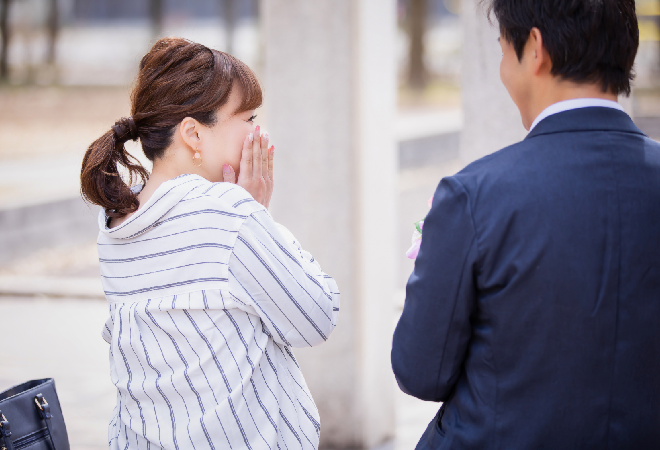 公園で楽しそうに話す男女の後ろ姿。