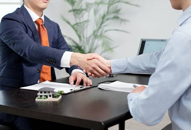 握手するビジネスマン。