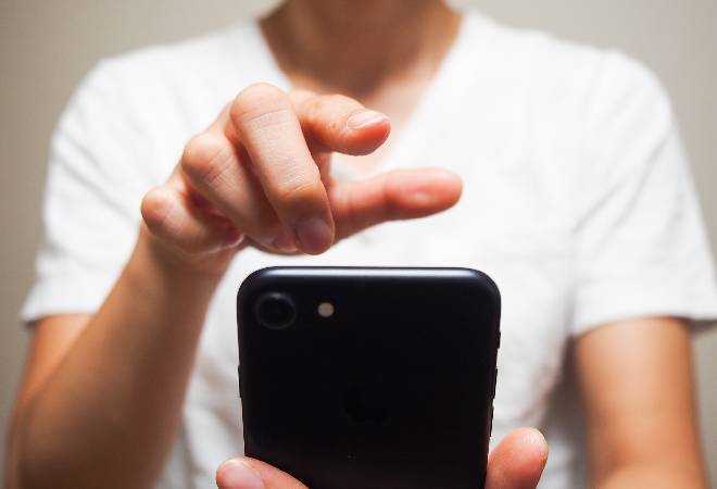 スマホを操作する男性。